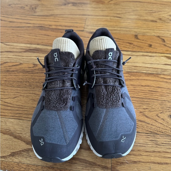 On Running Black and Gray Athletic Shoes with Sleek Design - Picture 3 of 12